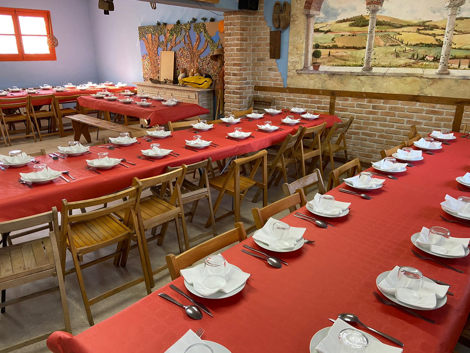 celebraciones-grupo-granja-escuela-naturalia-esquiroz sala preparada para celebraciones grupales en la granja escuela Naturalia de Esquíroz, con mesas largas y decoración rústica