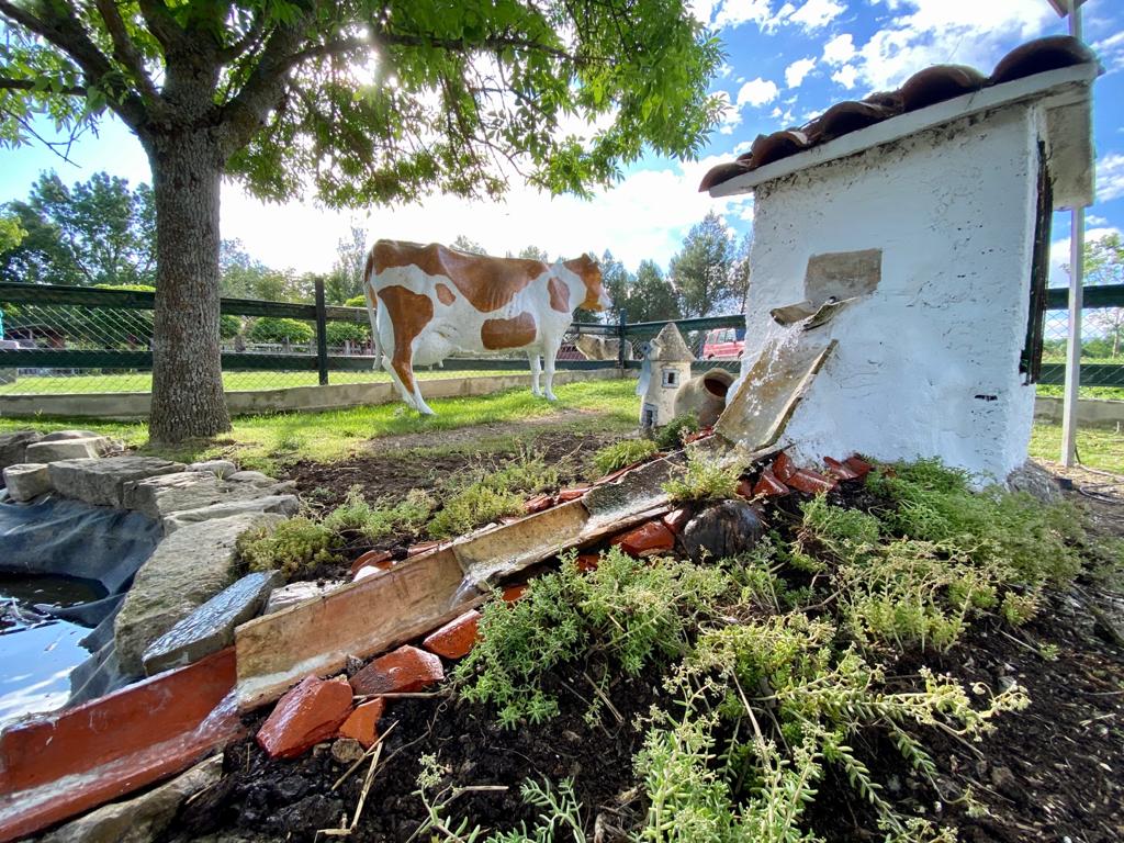 instalaciones-rurales-granja-naturalia-esquiroz detalle de las instalaciones exteriores con maqueta rural y figura de vaca en la granja escuela Naturalia de Esquíroz