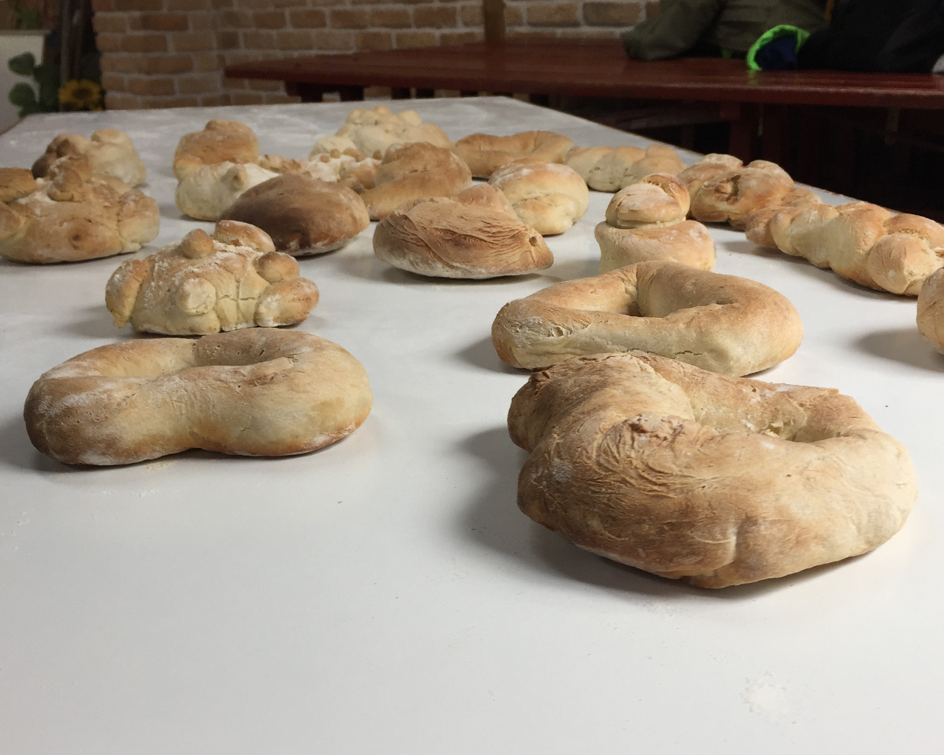 pan-casero-taller-infantil-granja-naturalia-esquiroz Panes caseros elaborados por niños durante un taller en la granja escuela Naturalia de Esquíroz