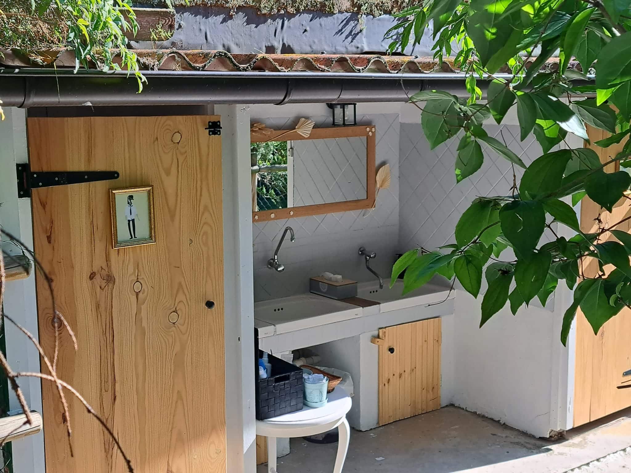 sala preparada para celebraciones grupales en la granja escuela Naturalia de Esquíroz, con mesas largas y decoración rústica
