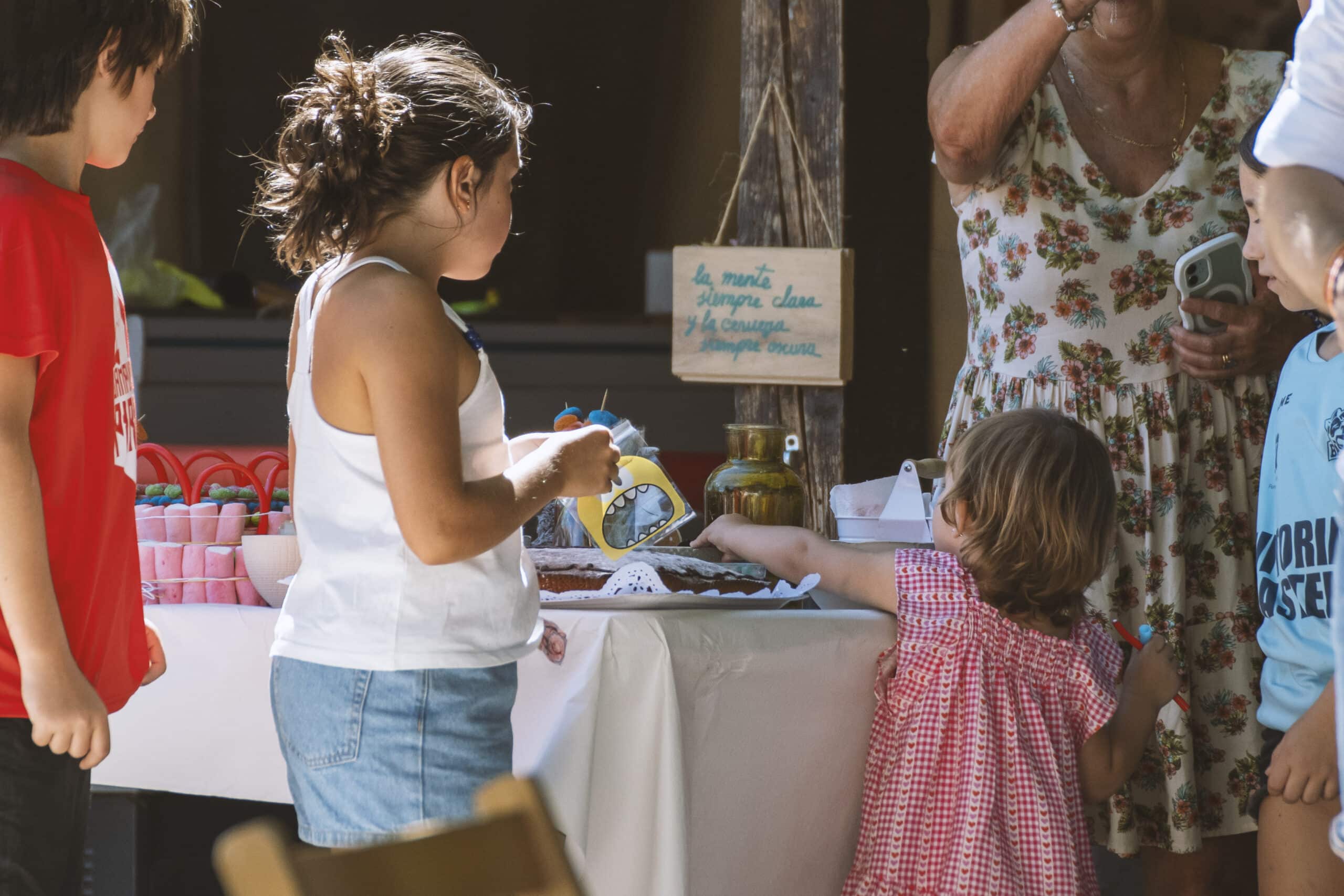 sala preparada para celebraciones grupales en la granja escuela Naturalia de Esquíroz, con mesas largas y decoración rústica